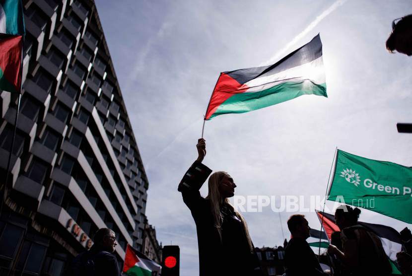 Para demonstran pro-Palestina berpawai dari Russell Square ke Parliament Square sebagai bagian dari hari aksi nasional untuk Palestina, di London, Inggris, 13 April 2024. Para demonstran mendesak pemerintah Inggris untuk menghentikan perdagangan senjata dengan Israel dan menyerukan gencatan senjata permanen di Gaza.