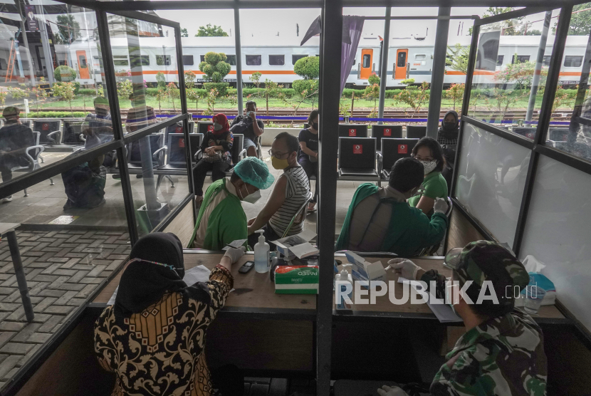 Petugas melakukan vaksinasi Covid-19 kepada calon penumpang kereta api di Stasiun Purwokerto, Banyumas, Jateng.