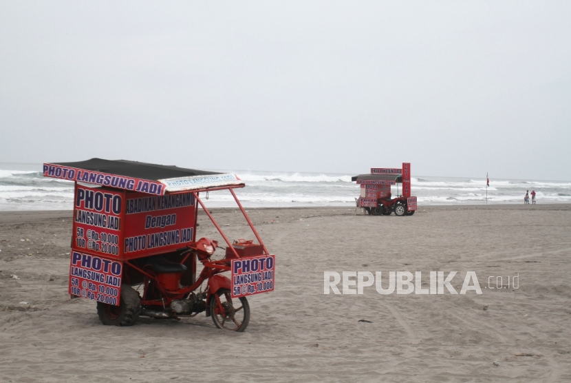 Bantul Perpanjang Penutupan Seluruh Objek Wisata. Sejumlah wisatawan mengunjungi obyek wisata Pantai Parangtritis, Bantul, DI Yogyakarta.