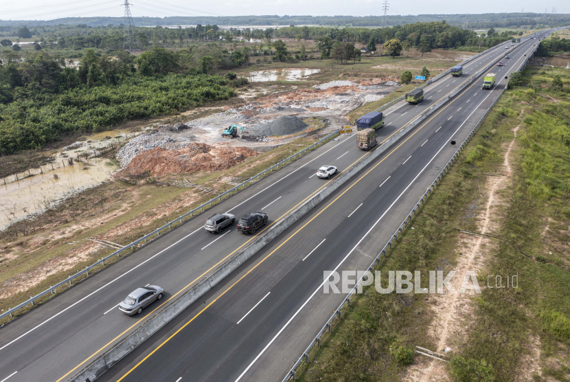 Sejumlah kendaraan melintas di Jalan Tol Trans Sumatera (JTTS) ruas Terbanggi Besar-Kayu Agung di Kabupaten Tulang Bawang, Lampung, Rabu (27/4/2022).
