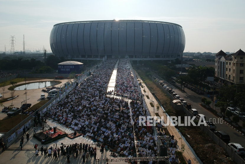 Ilustrasi. Dinas Lingkungan Hidup (DLH) DKI Jakarta mengerahkan sekitar 350 petugas untuk memastikan kebersihan di Jakarta International Stadium (JIS) selama pelaksanaan Shalat Idul Adha pada Ahad (10/7/2022).