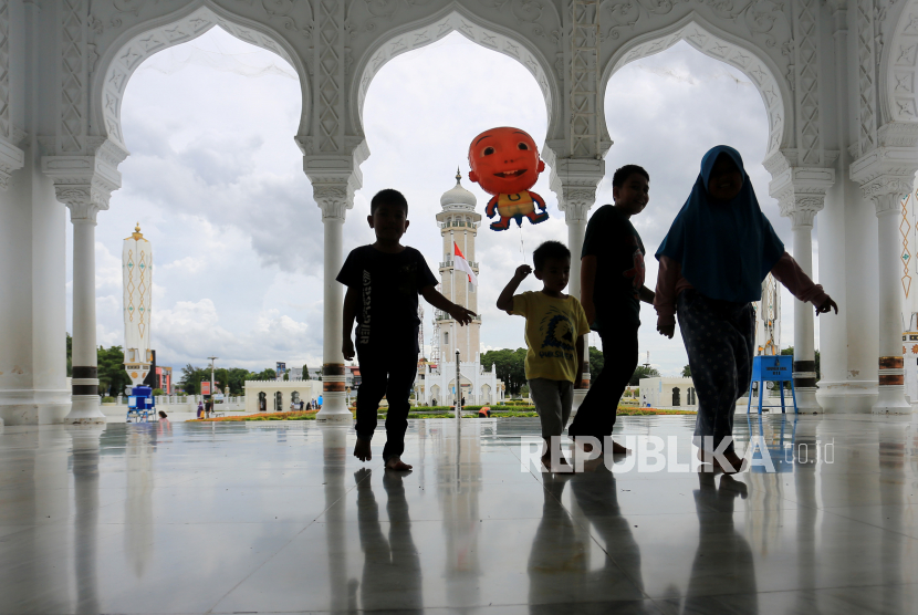 Mencintai Allah dengan Menghormati Orang Tua. Sejumlah anak-anak berada di kawasan Masjid Raya Baiturrahman, Banda Aceh, Aceh, Rabu (10/11/2021). Masjid Raya Baiturrahman merupakan ikon Provinsi Aceh yang termasuk dalam salah satu masjid tertua dan termegah di Asia yang dibangun abad 16 pada masa Kerajaan Sultan Iskandar Muda yang menjadi objek wisata religi bagi wisatawan domestik dan mancanegara. 