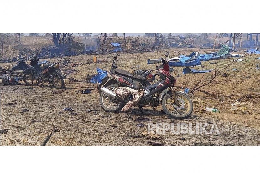 Foto yang disediakan oleh Kelompok Aktivis Kyunhla ini menunjukkan setelah serangan udara di desa Pazigyi di Kotapraja Kanbalu, Wilayah Sagaing, Myanmar, Selasa (11/4/2023). Saksi dan laporan media independen mengatakan puluhan penduduk desa di Myanmar tengah tewas dalam serangan udara dilakukan Selasa oleh pemerintah militer negara Asia Tenggara itu. 