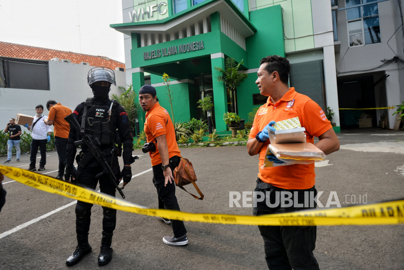 Tim INAFIS usai melakukan olah TKP di kantor Majelis Ulama Indonesia (MUI) pascainsiden penembakan di Jakarta, Selasa (2/5/2023). Dalam insiden tersebut pelaku penembakan tewas dan dua orang lainnya yakni resepsionis MUI mengalami luka pada bagian punggung dan pegawai MUI lainnya terluka akibat menabrak pintu saat menghindari tembakan tersebut. Dalam peristiwa tersebut, pihak Kepolisian masih melakukan penyidikan terkait pelacakan latar belakang pelaku penembakan di Gedung MUI tersebut.