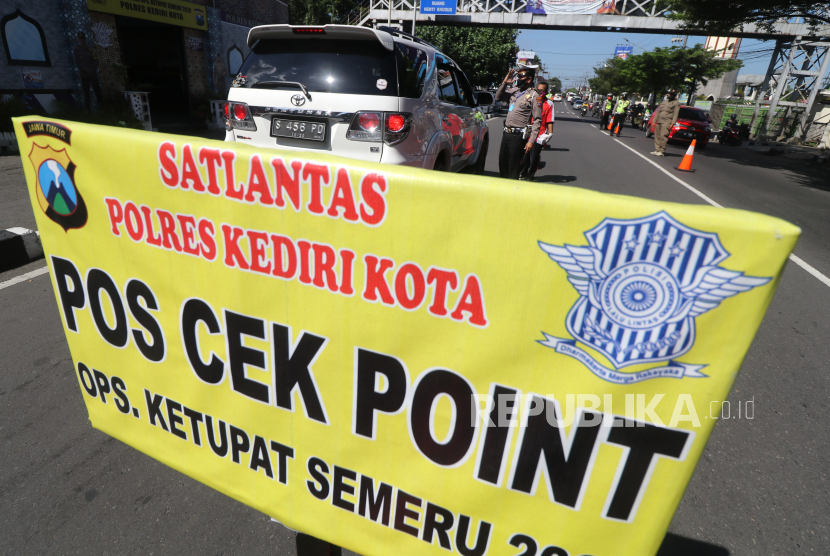 Petugas memeriksa suhu tubuh dan KTP pengendara mobil berplat nomor luar daerah di Kota Kediri, Jawa Timur, Sabtu (23/5) (ilustrasi).  Satu kendaraan barang kedapatan mengangkut orang dipaksa petugas untuk putar balik ke daerah asal, saat akan memasuki Kota Malang, Jawa Timur. 
