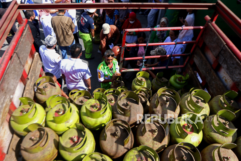 Warga antre untuk membeli tabung gas LPG 3kg di Banyuwangi, Jawa Timur, Rabu (26/7/2023). Pemerintah daerah setempat bersama Pertamina menggelar operasi pasar murah dengan Harga eceran terendah (HET) Rp16 ribu per tabung untuk mengatasi kelangkaan LPG 3kg yang terjadi sejak satu bulan terakhir.  