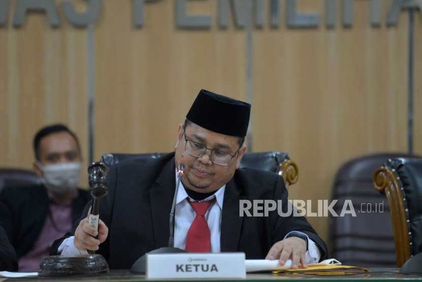 Ketua Bawaslu Rahmat Bagja mengatakan akan menindak akun buzzer yang memecahkan masyarakat bekerja sama dengan Kominfo.