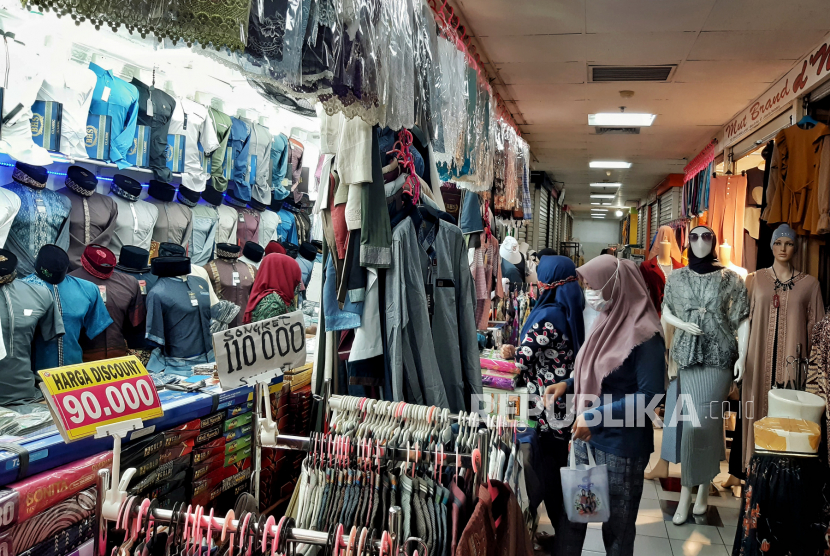 Pembeli memilah pakaian saat hari pertama dibuka kembali pusat perbelanjaan ITC Cipulir Mas setelah masa PPKM di Jakarta, Selasa (3/8). Pemerintah telah mengeluarkan aturan baru terkait pengenaan bea masuk tindakan pengamanan (BMTP) produk pakaian dan aksesori pakaian. 