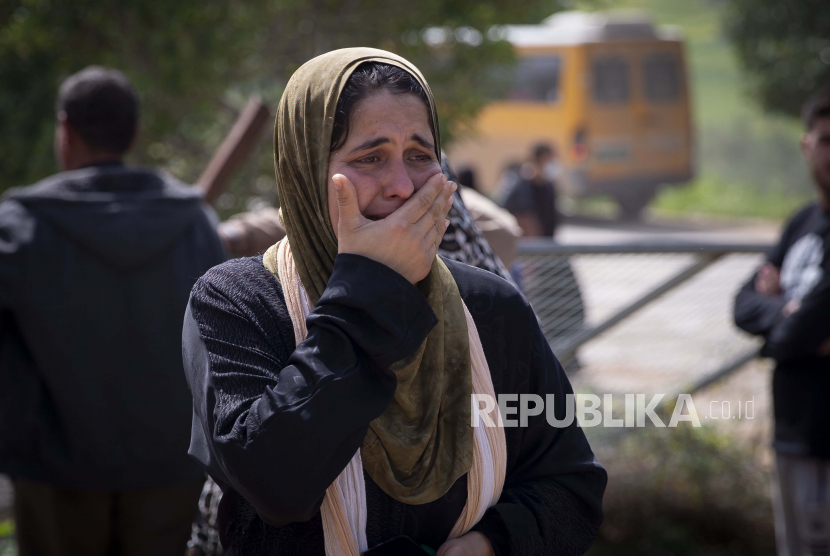  Seorang wanita Palestina menangis setelah rumah seorang kerabatnya dihancurkan oleh pasukan Israel karena dibangun tanpa izin, di desa Ain Shibli di Lembah Jordan di Tepi Barat, Rabu, Maret. 10, 2021.
