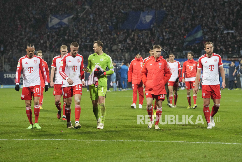 Bayerns players leave the pitch after losing the German Bundesliga soccer match between VfL Bochum and FC Bayern Munich in Bochum, Germany, Sunday, Feb. 18, 2024.  