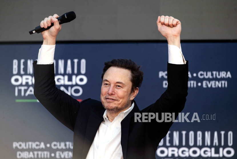   US tech entrepreneur Elon Musk, owner of Tesla, SpaceX and X, gestures as he attends the third day of the Atreju 2023 political festival in the gardens of Castel Sant