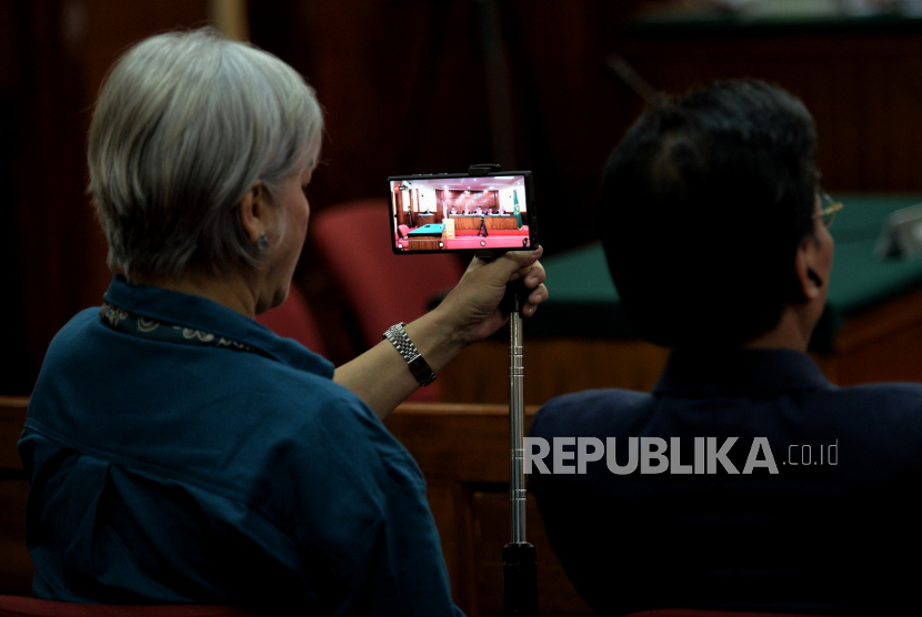 Perwakilan keluarga Brigadir Nofriansyah Yosua Hutabarat, Irma Hutabarat menghadiri sidang putusan banding terdakwa Ferdy Sambo di Pengadilan Tinggi DKI Jakarta, Rabu (12/4/2023). 