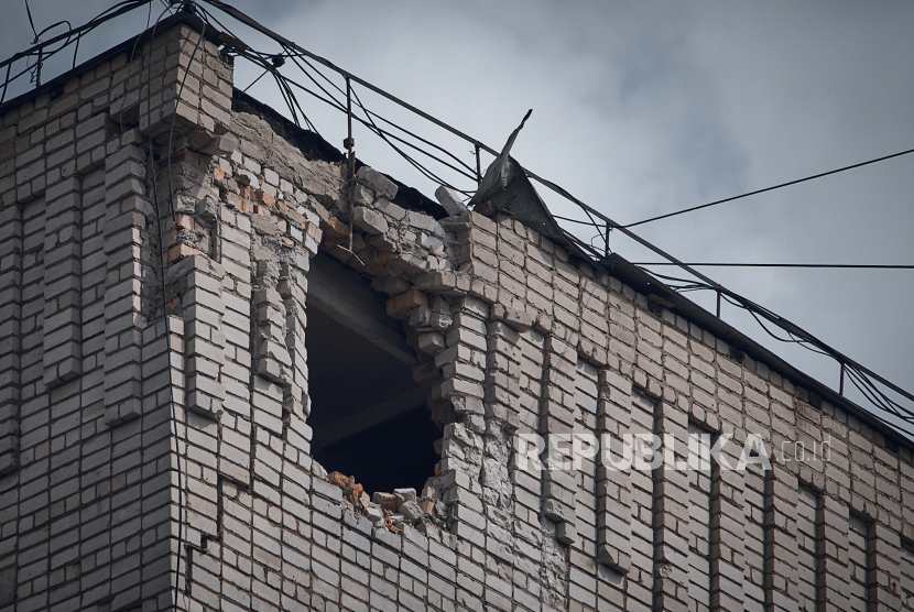 Sebuah lubang memperlihatkan interior sebuah bangunan tempat tinggal setelah penembakan Rusia terlihat di Nikopol, Ukraina, Senin, 15 Agustus 2022.