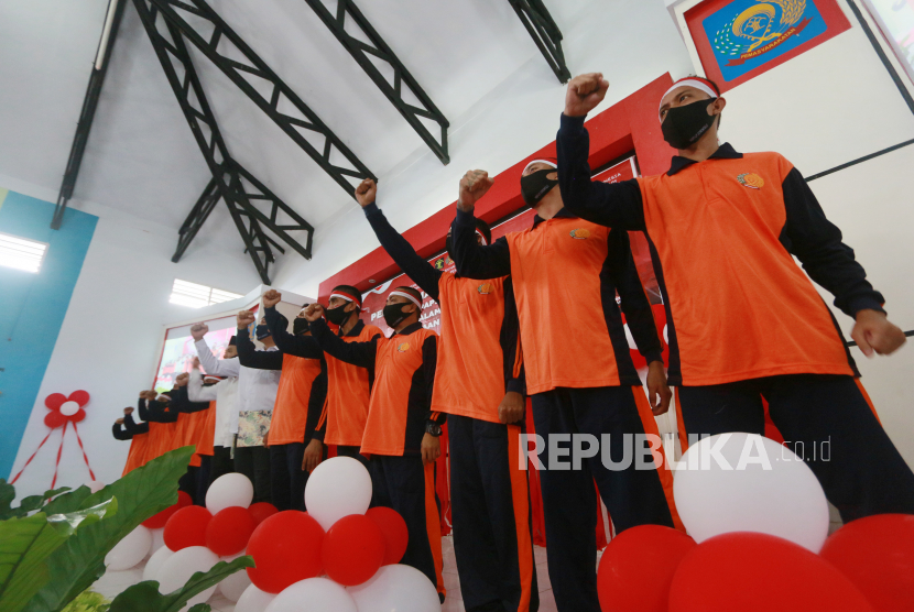 Sejumlah narapidana meneriakkan yel-yel usai upacara penyerahan remisi di Lapas Klas II di Kota Gorontalo, Gorontalo, Selasa (17/8/2021).