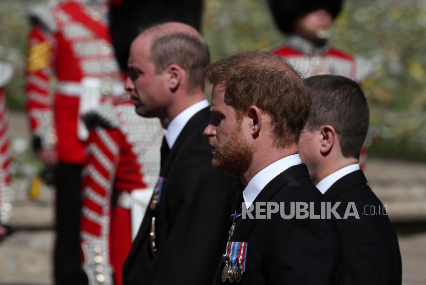 Pangeran Inggris Harry, Duke of Sussex, dan Pangeran William dari Inggris, Duke of Cambridge, menyaksikan pemakaman Pangeran Philip dari Inggris, suami Ratu Elizabeth, yang meninggal pada usia 99 tahun, di halaman Kastil Windsor di Windsor, Inggris. , 17 April 2021. 