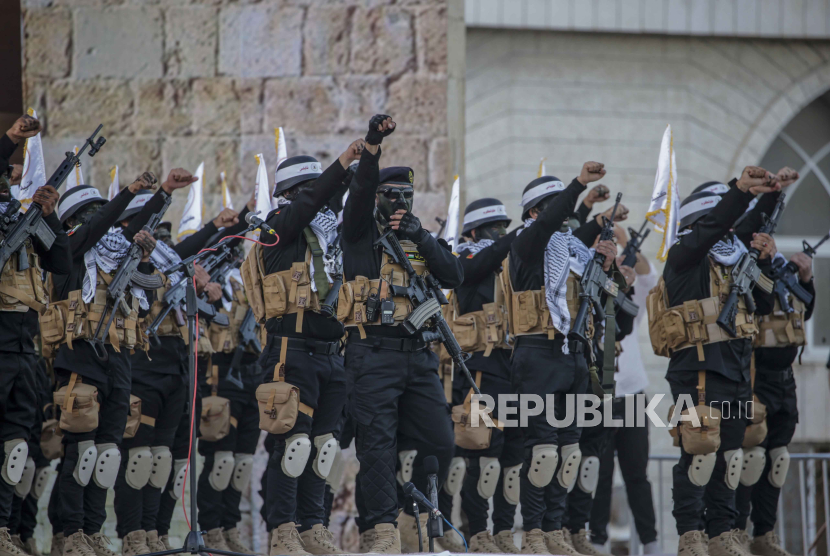 Pejuang bersenjata Brigade Al-Quds, sayap bersenjata gerakan Jihad Islam Palestina (PIJ) bergabung dalam demo gerakan Jihad Islam (PIJ) menandai peringatan 36 tahun berdirinya gerakan tersebut di Kota Gaza, 6 Oktober 2023.