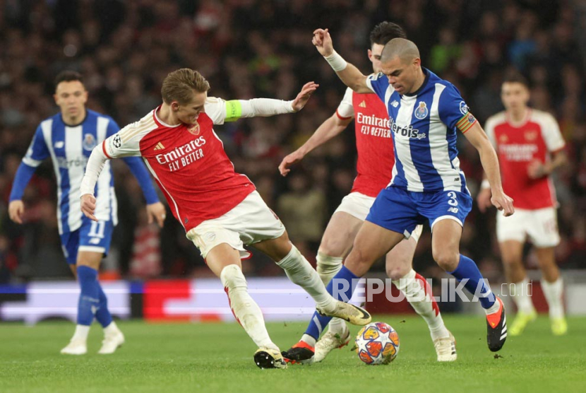 Martin Odegaard (Kiri) dan Declan Rice dari Arsenal beraksi melawan kapten Porto Pepe pada pertandingan leg kedua babak 16 besar Liga Champions UEFA antara Arsenal dan Porto di London, Inggris, Rabu (13/3/2024) dini hari WIB.