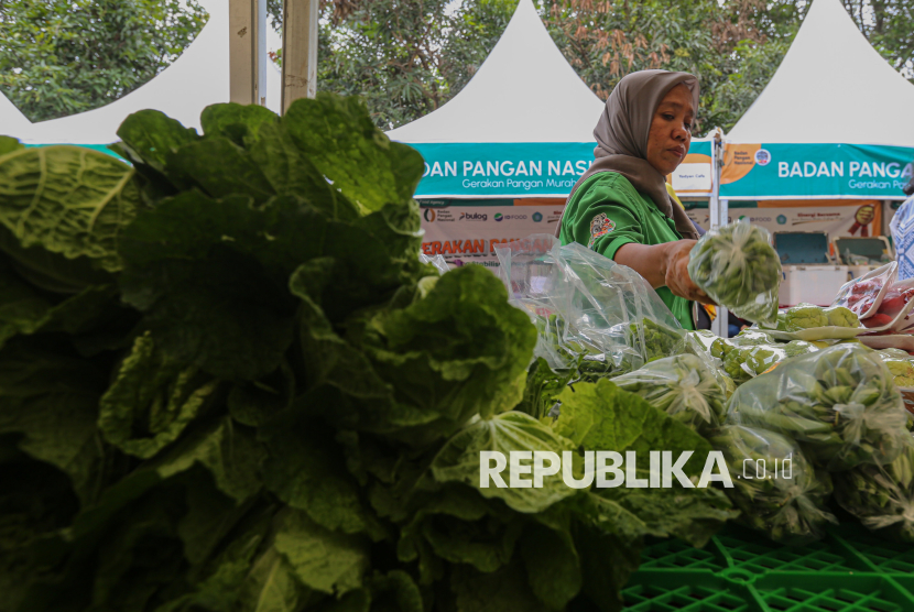 Pengunjung berbelanja saat acara Gerakan Pangan Murah di Kementerian Pertanian, Jakarta, Jumat (13/2/2026). Kementerian Pertanian bersama Badan Pangan Nasional (Bapanas) menggelar Gerakan Pangan Murah di 1.218 titik di seluruh Indonesia dalam rangka stabilisasi pasokan dan harga pangan jelang Hari Besar Keagamaan Nasional (HBKN) Ramadhan dan Idulfitri 2026.