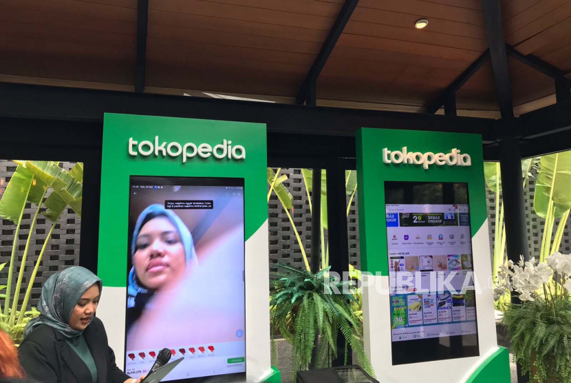 Tokopedia meluncurkan fitur Augmented Reality (AR) yang bisa memudahkan konsumen mencoba produk kosmetik secara virtual sebelum mantap membelinya. 