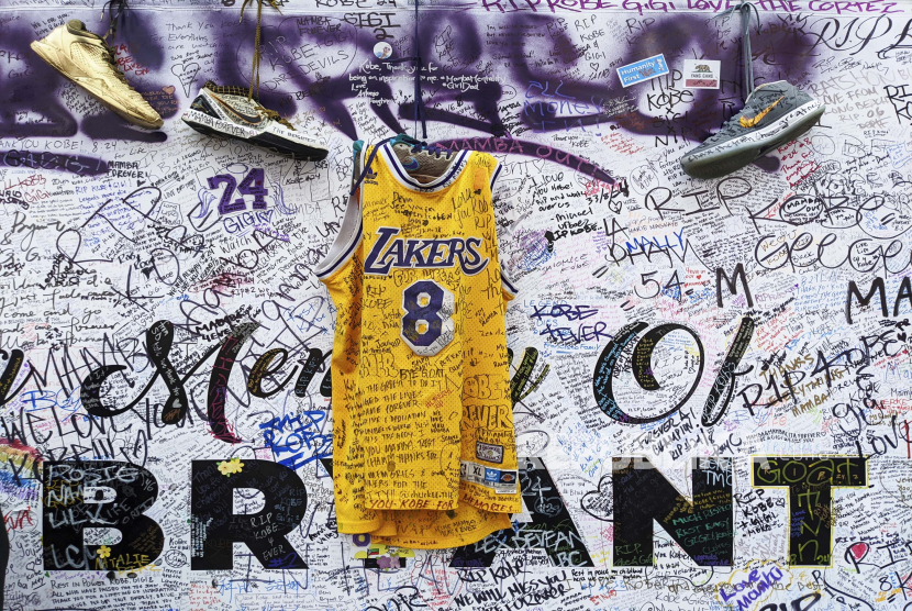  Sepatu kets dan seragam Los Angeles Lakers dengan nomor yang dikenakan oleh bintang NBA Kobe Bryant.