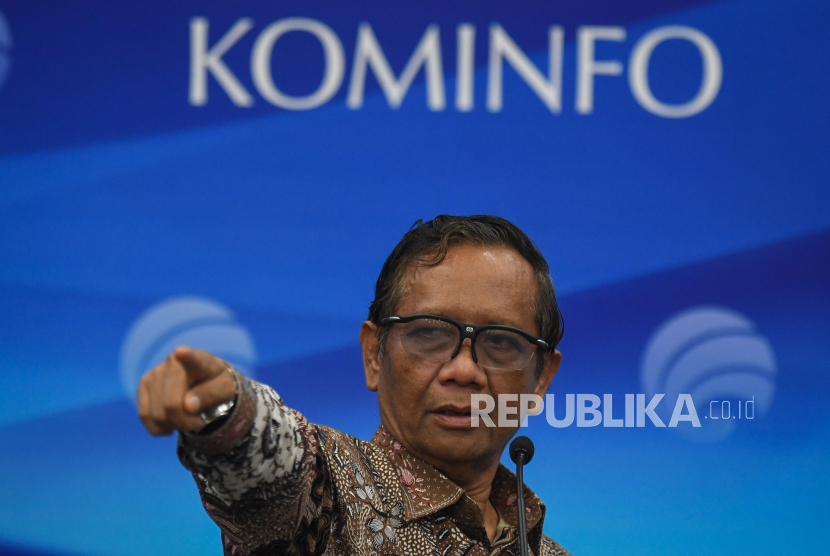 Menko Polhukam sekaligus Plt Menkominfo Mahfud MD. Pemerintah Indonesia berencana segera meluncurkan satelit multifungsi (SMF) Indonesia Raya (Satria-1).