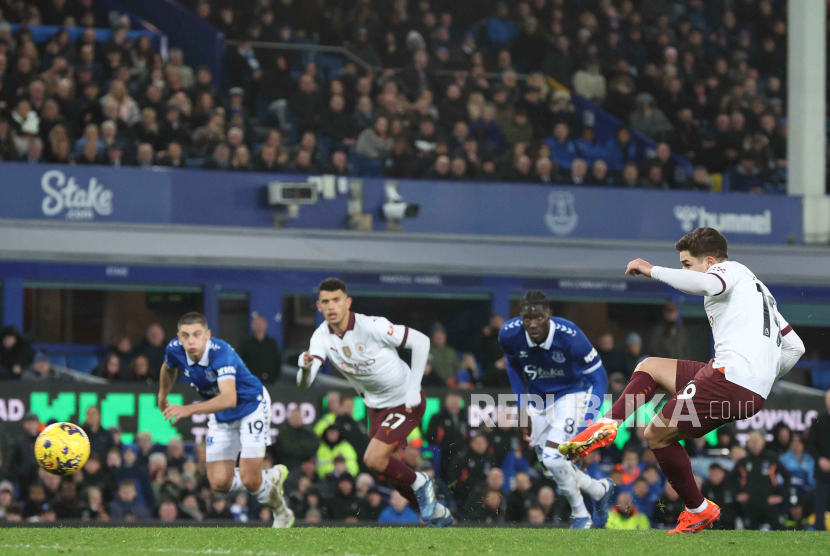  Julian Alvarez dari Manchester City mencetak gol dari titik penalti ke gawang Everton FC di Goodison Park, Liverpool, Kamis (28/12/2023) dini hari WIB.