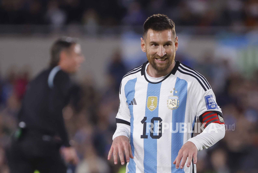Lionel Messi saat membela Argentina lawan Paraguay. 