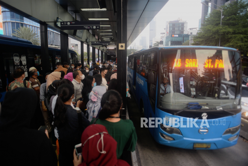 Sejumlah penumpang bersiap menaiki bus Transjakarta di Halte Transjakarta Tosari, Jakarta, Kamis (21/7/2022). Transjakarta memberi sanksi operator pelanggar SOP dampak kasus tabrak orang hingga tewas.