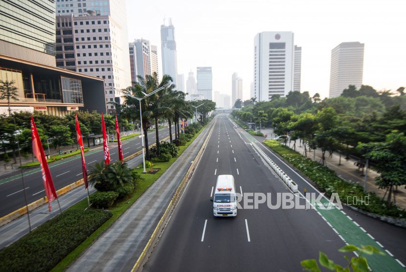 Sebuah mobil ambulans melintas saat berlangsungnya Pemberlakuan Pembatasan Kegiatan Masyarakat (PPKM) Darurat di kawasan Jenderal Sudirman, Jakarta, Sabtu (3/7/2021). Petugas akan memberikan akses untuk melintas di titik penyekatan PPKM Darurat di 63 titik di wilayah Jadetabek yang berlaku dari 3 - 20 Juli 2021 hanya yang masuk kategori sektor-sektor esensial. 