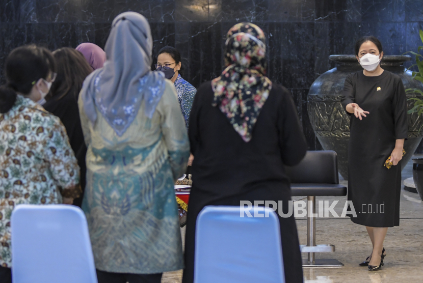 Ketua DPR Puan Maharani (kanan) berdialog dengan sejumlah Aktivis Perempuan terkait RUU TPKS di Gedung Nusantara, Kompleks Parlemen MPR/DPR-DPD, Senayan, Jakarta, Rabu (12/1/2022). Ketua DPR Puan Maharani menerima dan mendengar aspirasi dari sejumlah Aktivis Perempuan terkait Rancangan Undang-undang Tindak Pidana Kekerasan Seksual (RUU TPKS) yang segera disahkan mejadi RUU inisiatif DPR. 