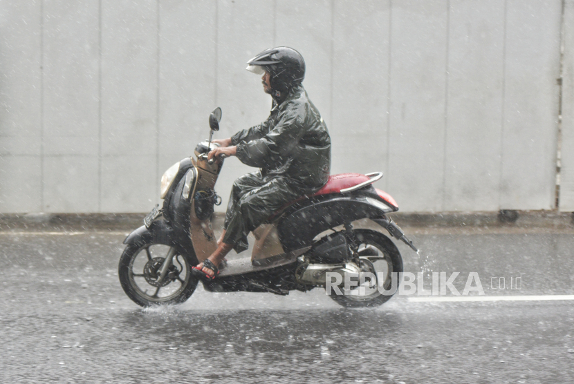 Pengendara menerobos hujan lebat yang mengguyur di Kawasan Jalan MH Thamrin, Jakarta, Sabtu (27/1/2024). Badan Meteorologi Klimatologi dan Geofisika (BMKG) menerbitkan peringatan dini cuaca buruk di wilayah Jakarta dan sekitarnya. Disebutkan bahwa warga di wilayah Jakarta Pusat dan Kepulaan Seribu diminta mewaspadai cuaca ekstrim hujan disertai kilat atau petir pada dini hari. Hal serupa juga diperkirakan akan terjadi di wilayah Jakarta Selatan dan Jakarta Timur pada sore harinya. Hujan ringan dan sedang serta berawan baik tebal diperkirakan akan memayungi wilayah-wilayah itu sepanjang Sabtu.