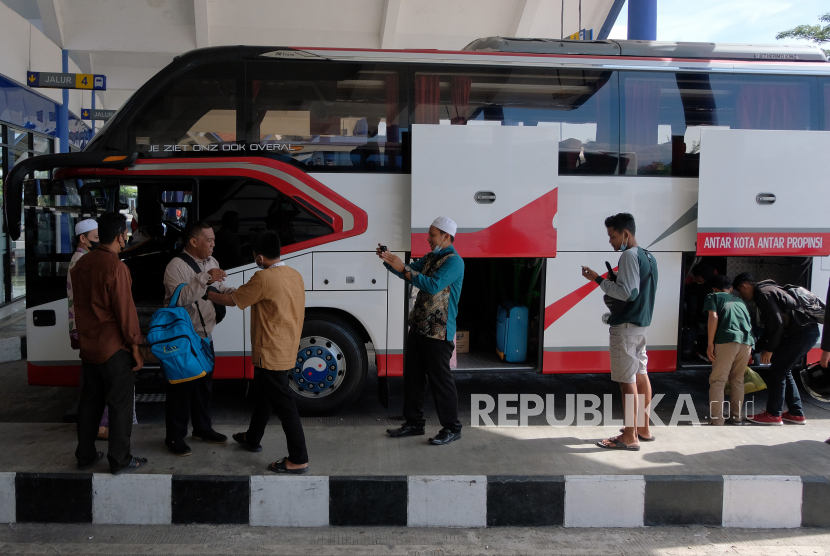 Penumpang bersiap-siap memasuki bus angkutan kota antar provinsi (AKAP) saat mudik ke kampung halaman di Terminal Mengwi, Badung, Bali, Senin (11/4/2022). Nadia mengatakan pemerintah telah menyusun langkah mitigasi mudik Lebaran 2022 untuk mengantisipasi kemunculan varian baru Covid-19 di Tanah Air, sebab XE, XD dan XF merupakan jenis yang sama dengan Omicron.