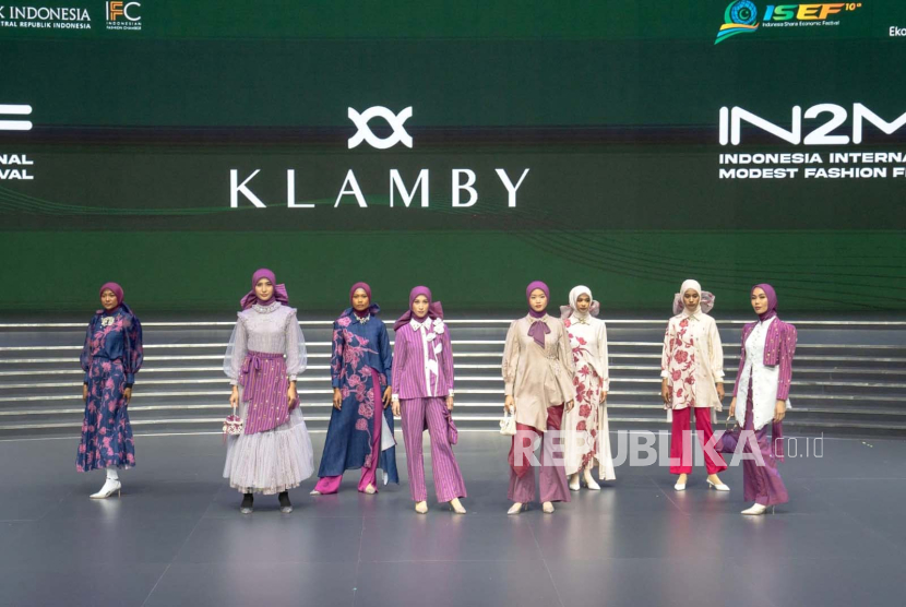Klamby angkat keindahan tenun tapis asal Lampung dan bunga Loppo di Desa Lagosi, Sulawesi dalam koleksi terbarunya yang dipamerkan dalam ajang  Indonesia Modest Fashion Festival 2023.