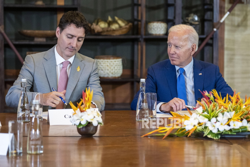  Presiden Joe Biden menatap Perdana Menteri Kanada Justin Trudeau dalam pertemuan para pemimpin G7 dan NATO di Bali, Indonesia, Rabu, 16 November 2022.Presiden Joe Biden akan berkunjung ke Kanada pada bulan Maret 2023. 
