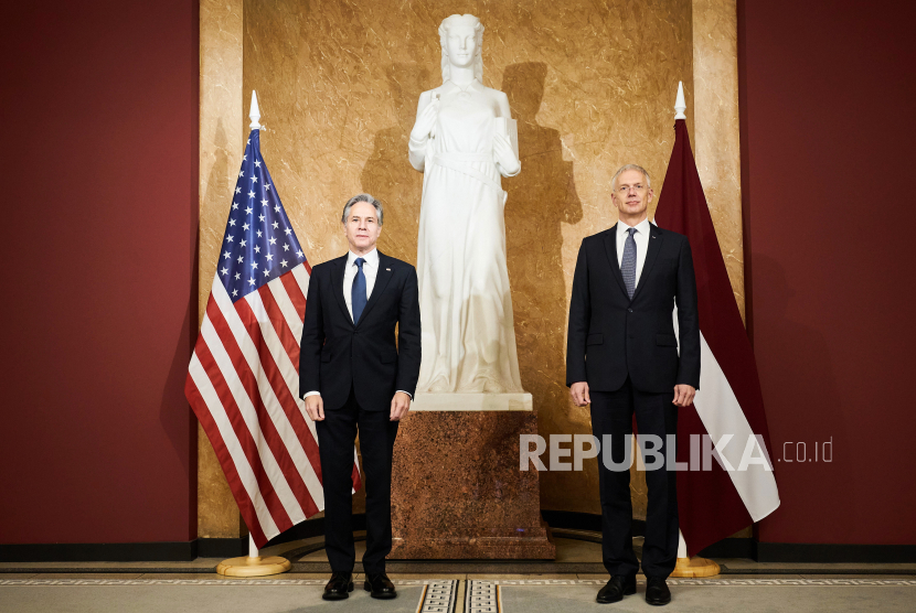 Sebuah foto selebaran yang disediakan oleh Kanselir Negara Bagian Latvia menunjukkan Perdana Menteri Latvia Krisjanis Karins (kanan) selama pertemuannya dengan Menteri Luar Negeri AS Antony J. Blinken (kiri) di Riga, Latvia, 30 November 2021. AS berjanji berikan bantuan militer tambahan untuk negara Eropa Timur. Ilustrasi.