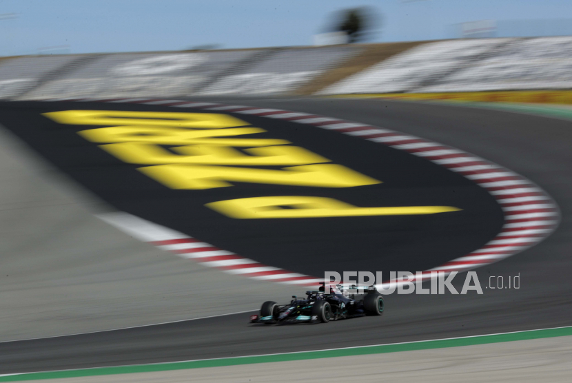  Pembalap Mercedes Lewis Hamilton dari Inggris mengemudikan mobilnya pada Grand Prix Formula Satu Portugal di Sirkuit Internasional Algarve dekat Portimao, Portugal, Minggu, 2 Mei 2021.