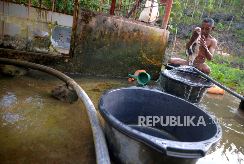 Warga mencuci pakaian manfaatkan air bersih (Foto: ilustrasi)