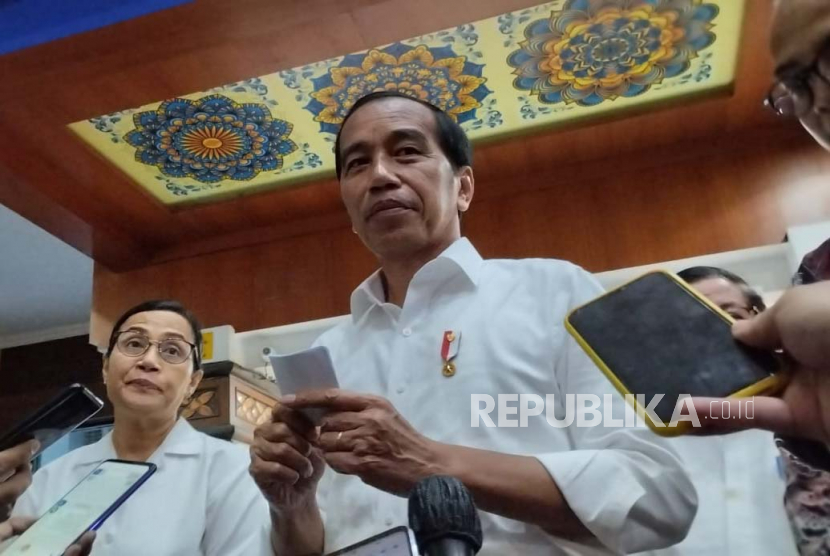 Keternagan Jokowi terkait kunjungannya ke KPP Solo Pratama, Kamis (9/3/2023).