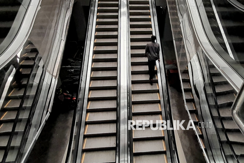 Pengunjung berjalan di eskalator yang rusak di Pasar Baru Square, Jakarta, (ilustrasi)