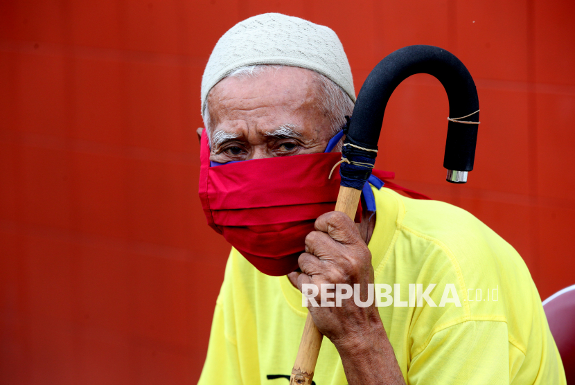 Warga penghuni panti jompo di Banda Aceh, Aceh. Fenomena childfree dan menurunnya angka fertilitas bakal berdampak pada demografi Indonesia di masa datang.