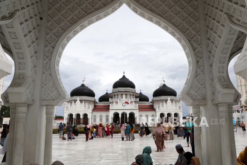 Umat islam berkumpul di Masjid Raya Baiturrahman saat libur Idul Adha di Banda Aceh, Indonesia, 12 Juli 2022. Masjid Baiturrahman merupakan salah satu tempat wisata Islam di Aceh yang telah menerapkan syariat Islam dan diharapkan wisatawan muslim berkunjung ke Masjid Raya Baiturrahman. tempat dalam konteks wisata halal.