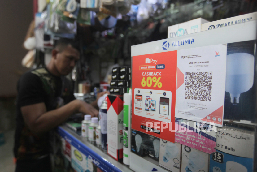 Stiker QRIS untuk transaksi pembayaran yang terpasang pada salah satu kios di Pasar Santa, Kebayoran Baru, Jakarta, Senin (3/7/2023).
