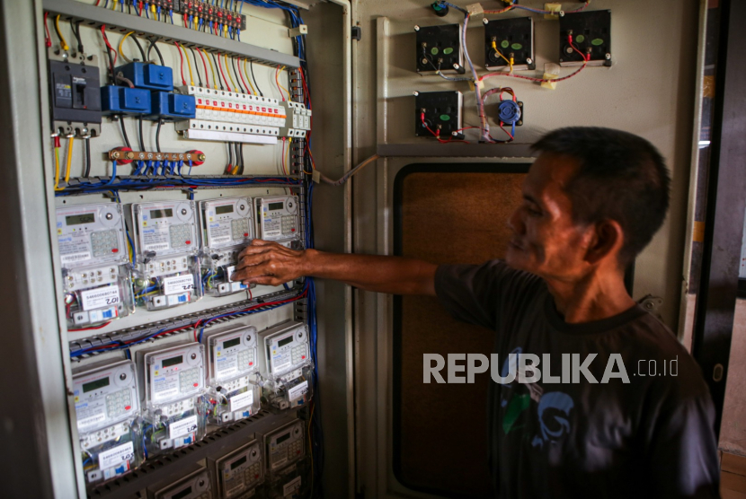 Warga memeriksa meteran listrik di kompleks rumah susun sederhana sewa (Rusunawa) Periuk, Kota Tangerang, Banten, Kamis (20/8/2020). Kementerian Energi dan Sumber Daya Mineral menganggarkan dana untuk paket stimulus listrik sebesar Rp15,4 triliun yang menyasar kepada 33,64 juta pelanggan PLN di sektor rumah tangga, UMKM, sektor sosial, bisnis dan industri guna meringankan beban selama pandemi COVID-19. 