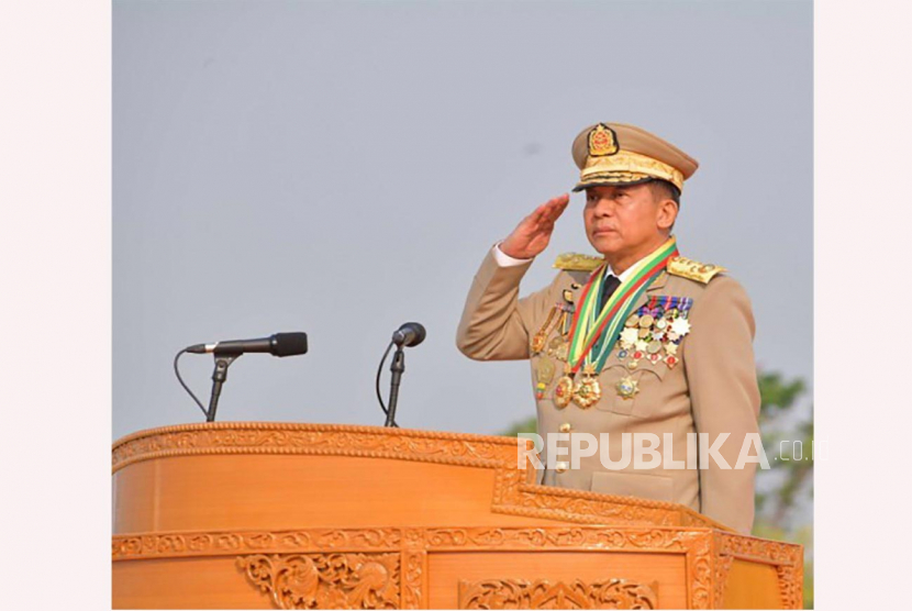 Foto selebaran yang disediakan oleh Tim Informasi Militer Myanmar menunjukkan Panglima Militer Myanmar Jenderal Senior Min Aung Hlaing memberi hormat kepada pasukannya selama Hari Angkatan Bersenjata ke-78 di Naypyidaw, Myanmar, Senin (27/3//2023).