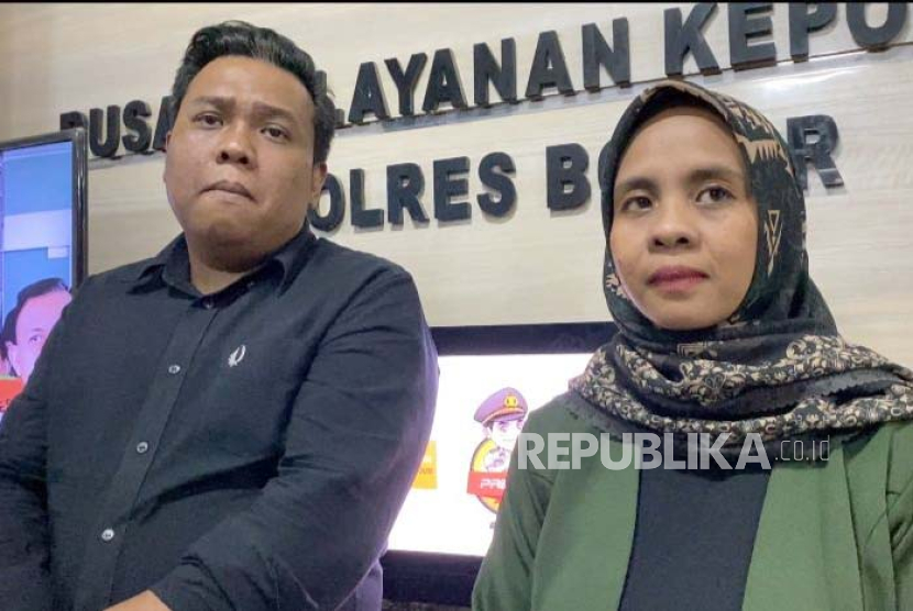 Ibu bayi tertukar, Dian Prihatini (kanan), didampingi kuasa hukumnya, Binsar Aritonang, melaporkan RS Sentosa ke Polres Bogor atas kasus bayi tertukar, Jumat (1/9/2023). 