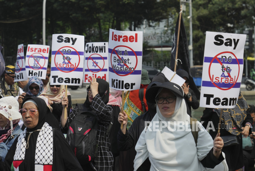 Massa menggelar aksi menolak kedatangan timnas Israel di Jakarta pada Senin 20 Maret 2023. 
