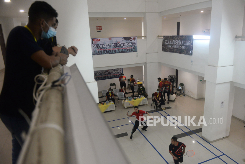 Suasana pertandingan lomba bulutangkis yang diadakan dalam rangka 1 tahun perjuangan melawan Covid-19 Rumah Sakit Darurat Covid (RSDC) Wisma Atlet Kemayoran, Jakarta.
