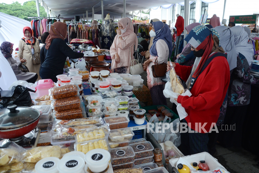 Suasana Bazaar Ramadhan 1443 bertajuk Pemulihan Ekonomi Melalui Pemberdayaan Perempuan  di Plaza Gedung Sate, Kota Bandung, Kamis (21/4) (ilustrasi).