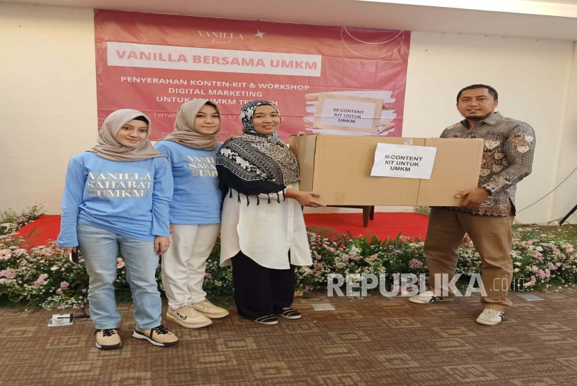 Vanilla hijab serahkan konten kit digital marketing untuk 50 UMKM di Jakarta, Rabu (15/2/2023). 