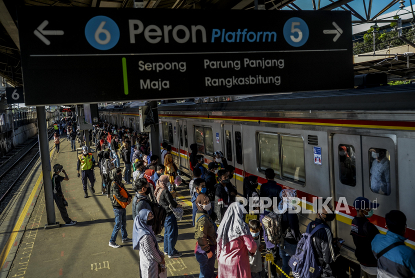 Sejumlah penumpang saat akan menaiki KRL Commuter Line di Stasiun Tanah Abang, Jakarta.